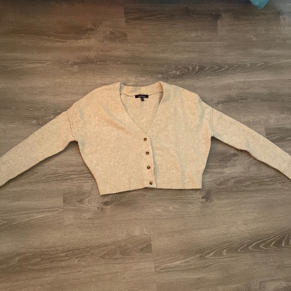 Beige cropped sweater cardigan with brown buttons